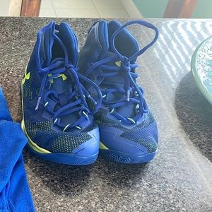 Under Armour Size 2.5Y High Top Shoes